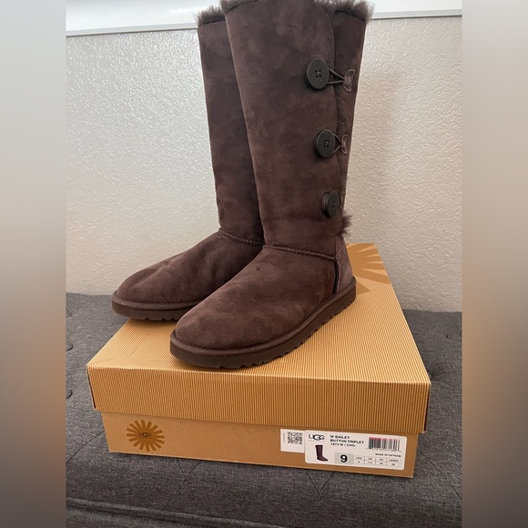 UGG Bailey Triple Button Tall Boots NEW IN BOX - Picture 4 of 5